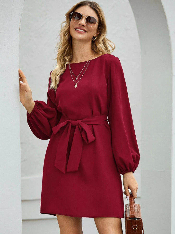 Damen Elegantes Kleid mit Ballonärmeln und Taillengürtel Echo Archiv