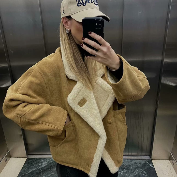 Damen Kurzgeschnittene Fliegerjacke aus Veloursimitat mit Teddyfutter und großem Revers Echo Archiv