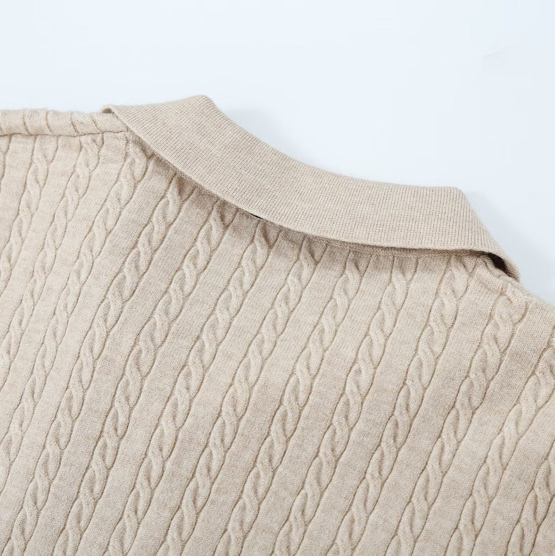 Damen Strickpullover mit Troyer‑Kragen und Zierkrawatte Echoarchiv