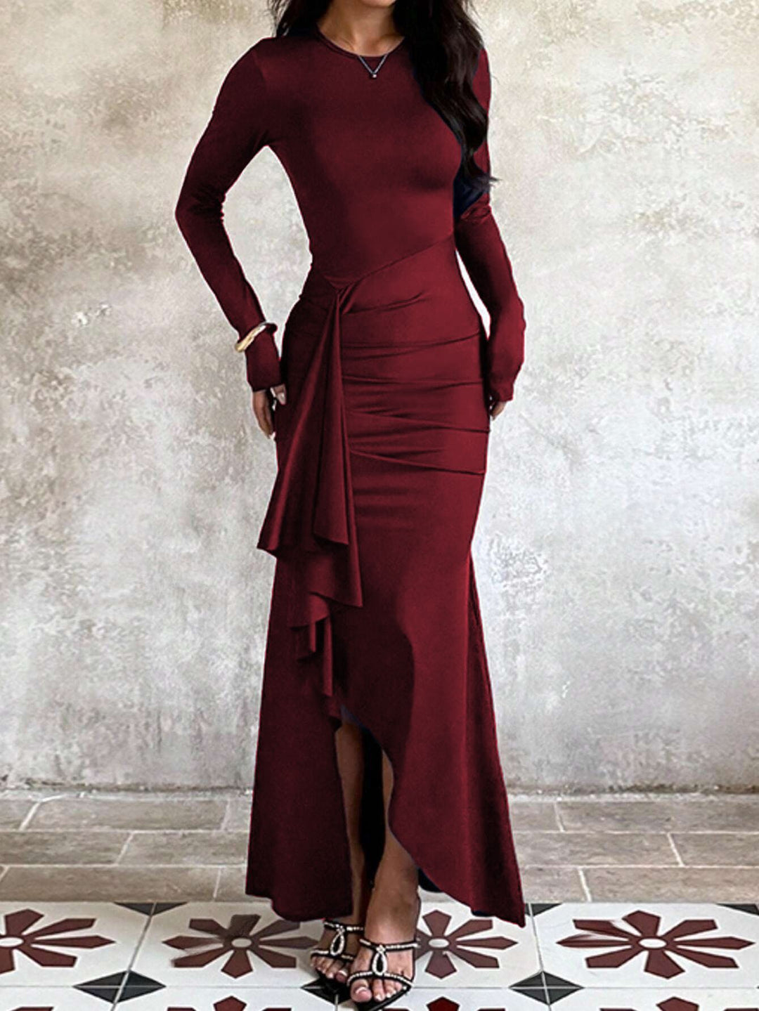 Damen nan eng anliegendes Abendkleid mit langen Ärmeln, geraffter Taille und asymmetrischem Volant Echo Archiv
