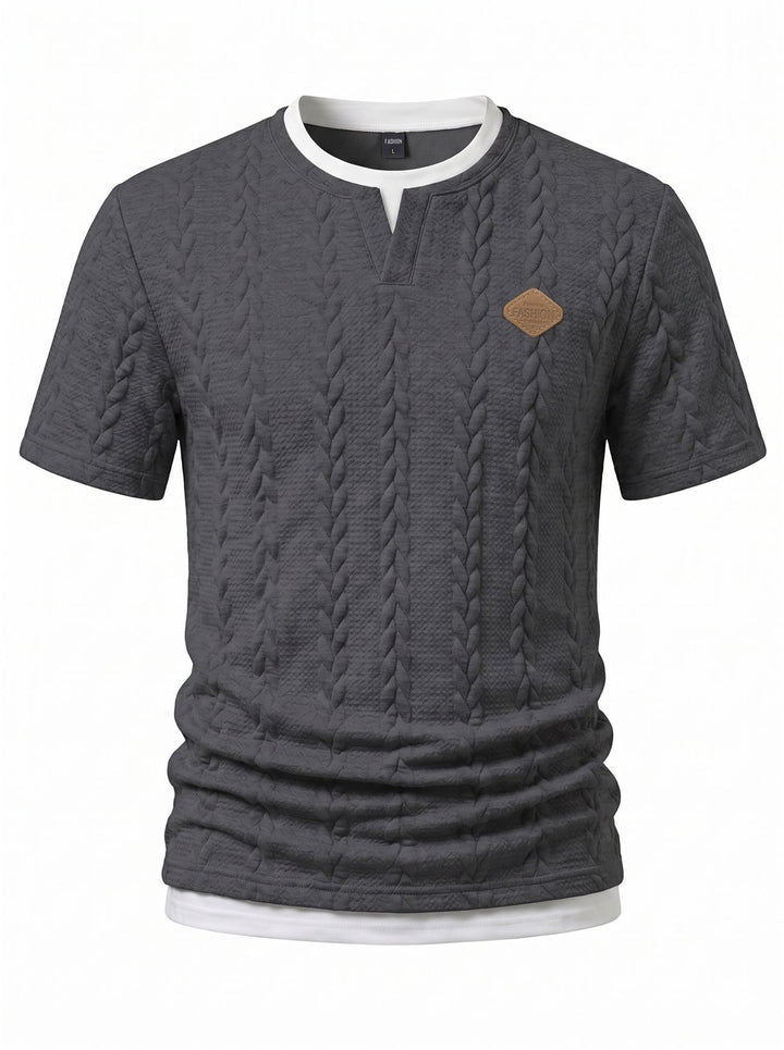 Herren nan texturiertes Kurzarmshirt mit geprägter Zopfstruktur, V‑Einsatz am Rundhals und Lagenlook Echo Archiv