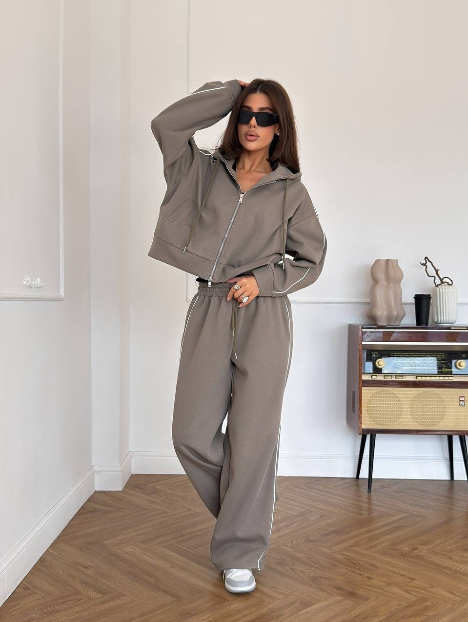 Damen Lässiges zweiteiliges Lounge-Set mit oversized Zipjacke und weitem Kordelzug-Hosenbund – Élanora