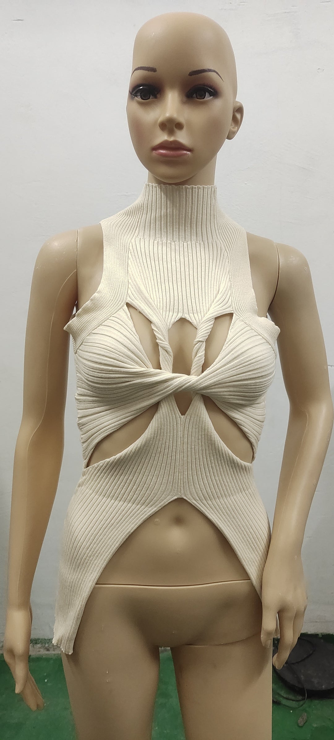 Damen figurbetontes Cut-Out Top mit hohem Kragen Echo Archiv