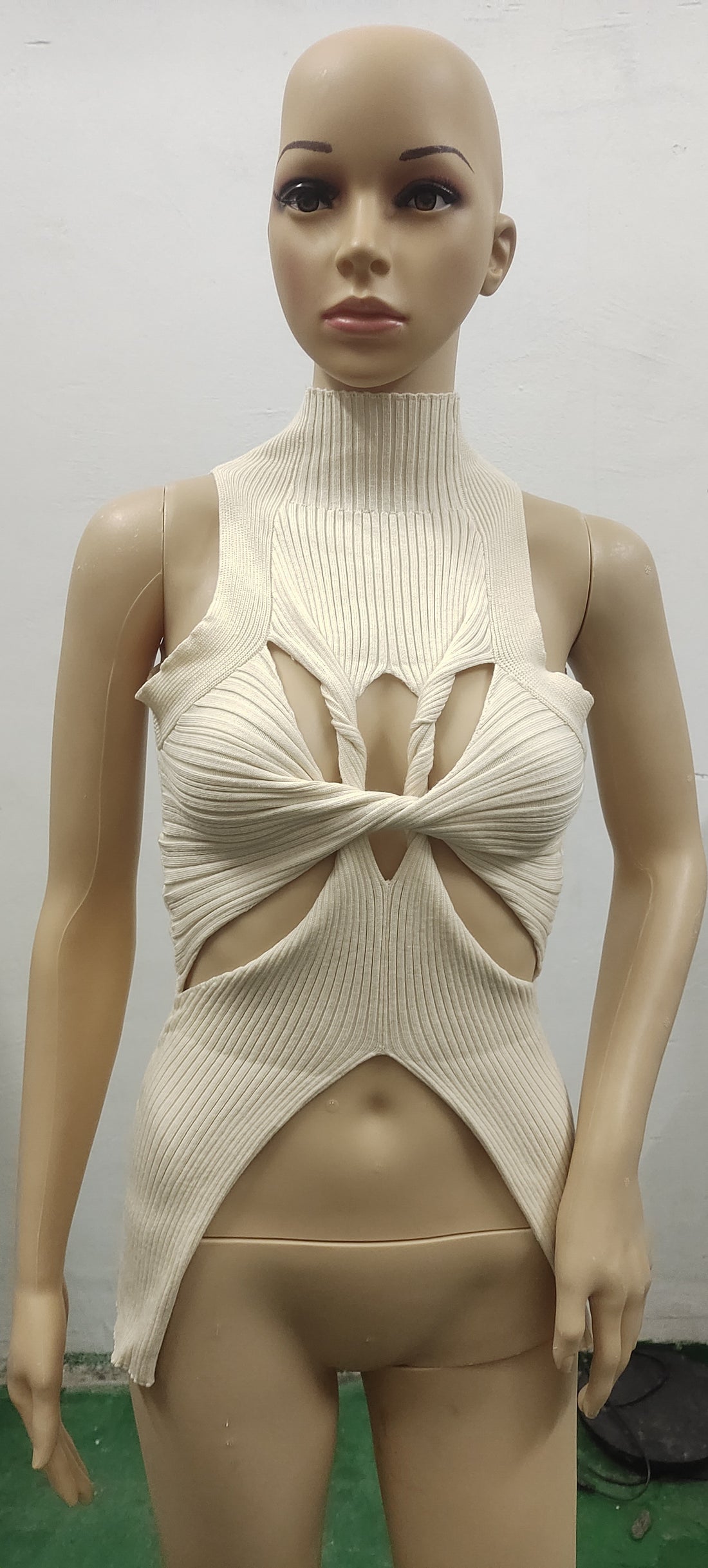 Damen figurbetontes Cut-Out Top mit hohem Kragen – Orélia
