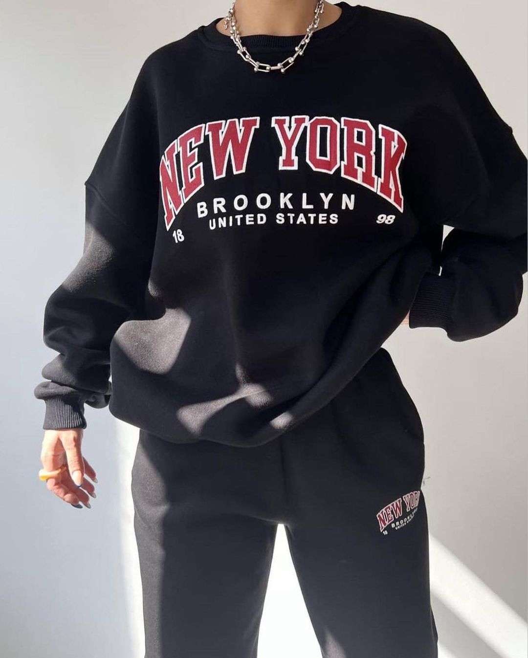 Damen Oversized Lounge-Set aus Baumwollfleece mit Collegestickerei und relaxed Jogginghose Echoarchiv