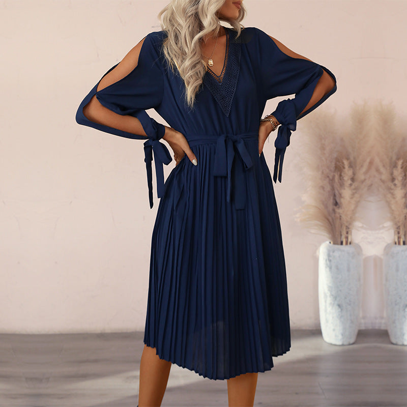 Damen Plissee Kleid mit V-Ausschnitt und Gürtel Echo Archiv