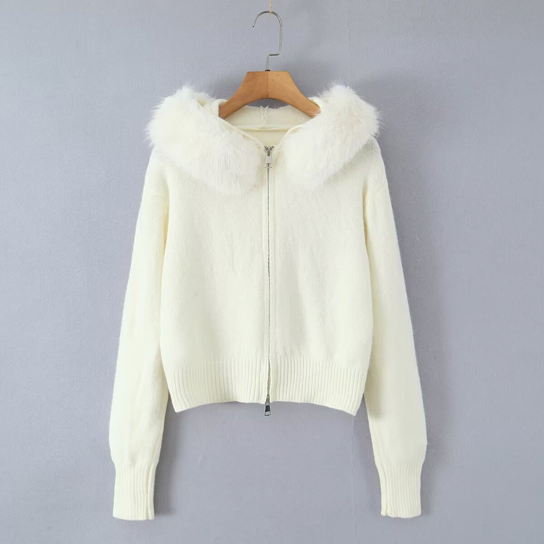 Damen Kurze Strickjacke mit Reißverschluss und abnehmbarem Kunstpelzkragen Echo Archiv