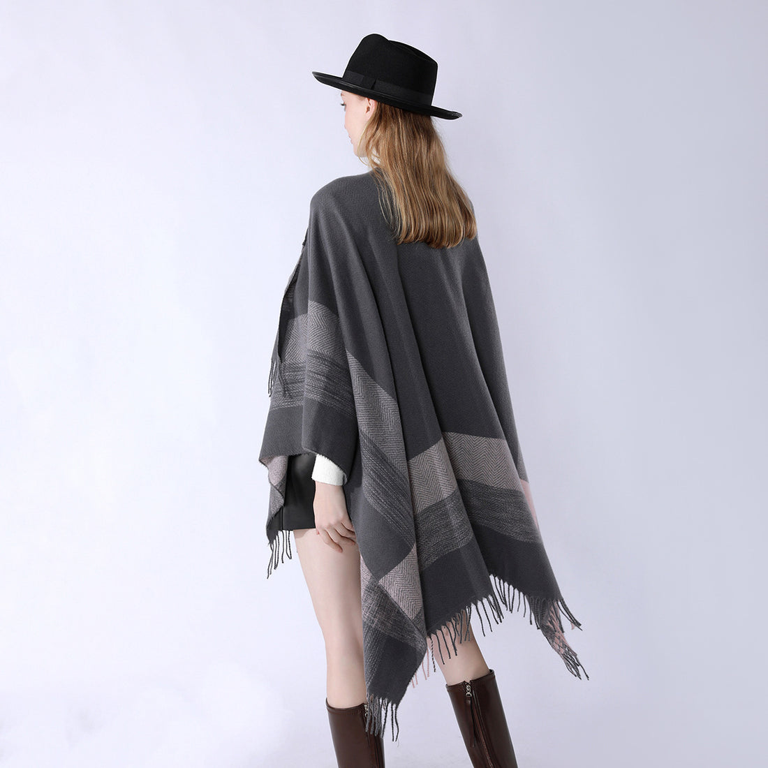 Damen Capeponcho aus Wollmix mit Ärmelschlitzen, offener Front und Fransenabschluss – Célinea