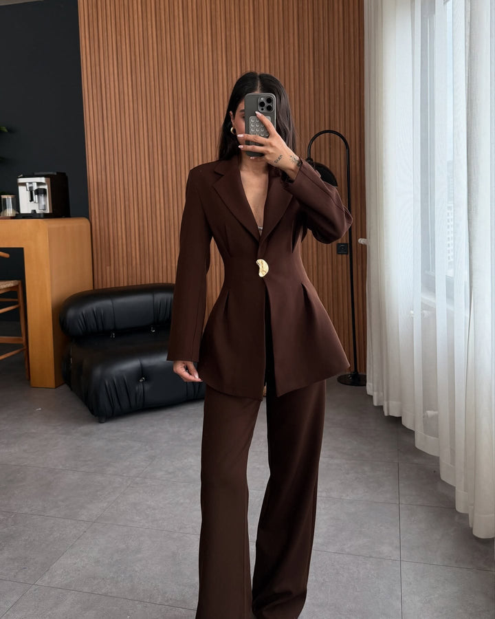 Damen Taillierter Longblazer mit goldener Statement-Schnalle Echoarchiv