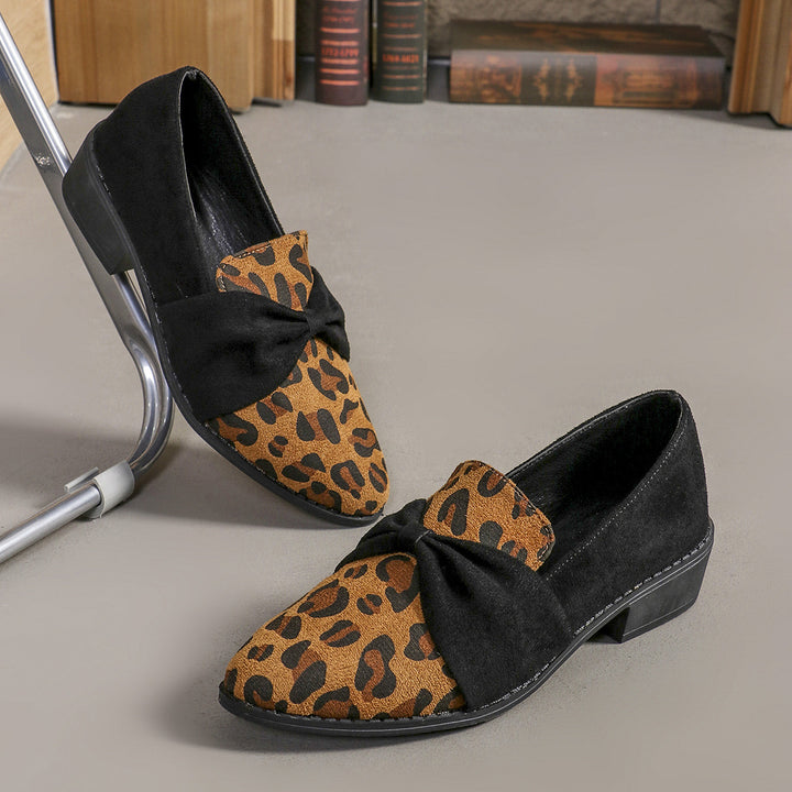 Damen Veloursleder-Loafer mit goldener Kettenapplikation und kleinem Blockabsatz – Lioré