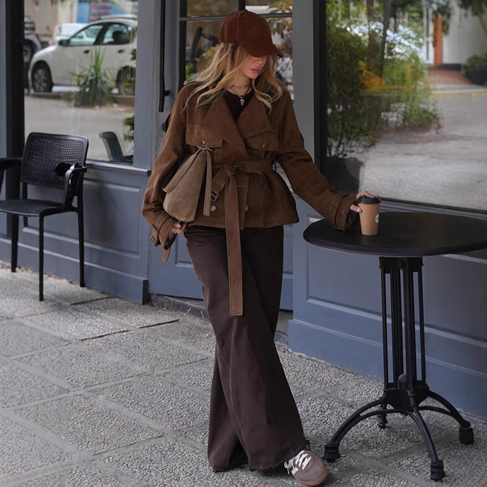 Damen Kurz geschnittener Veloursleder‑Trenchjacke mit Taillengürtel und verstellbaren Manschetten Echoarchiv