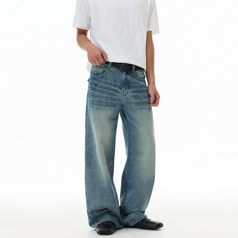 Herren Ultraweit geschnittene Denim-Baggy-Jeans mit markanten Whisker-Akzenten und bodenlangem Saum Echo Archiv