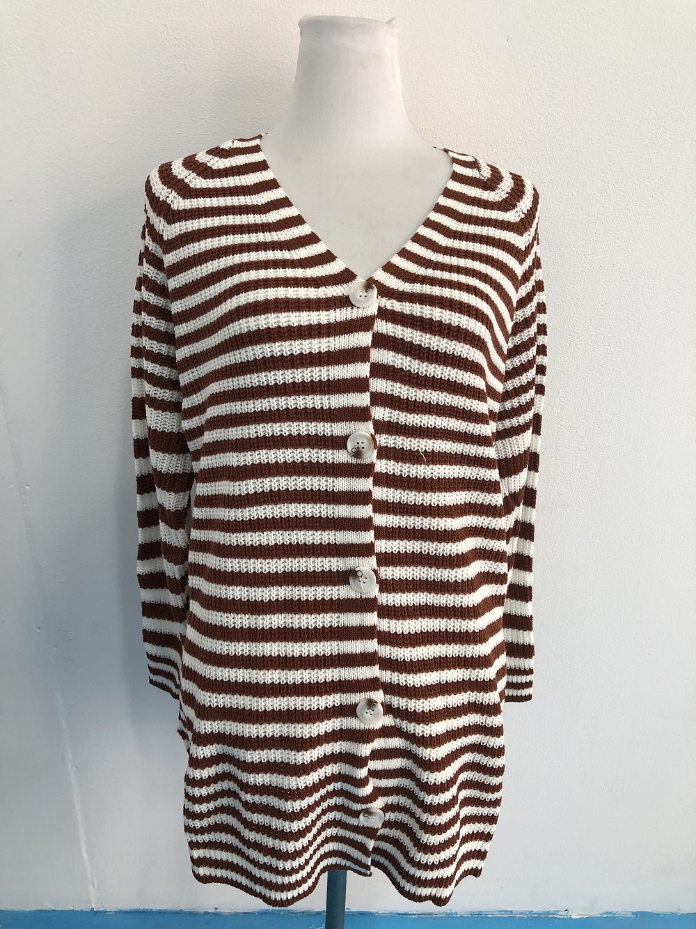 Damen gestreifte oversized Strickjacke mit V-Ausschnitt und Knopfleiste Echo Archiv