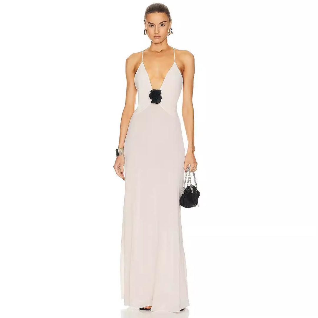 Damen Elegantes Maxikleid mit tiefer V-Ausschnitt und dekorativer Blüte Echo Archiv