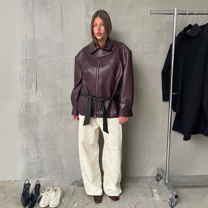 Damen Boxy-Kunstlederjacke mit hohem Stehkragen, Frontzip und Taillenschärpe Echoarchiv