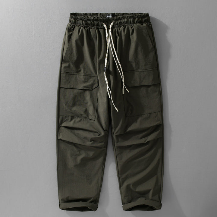 Herren Oversize-Cargohose aus leichtem Funktionsstoff mit Kordelzugbund und Mehrfachtaschen Echoarchiv