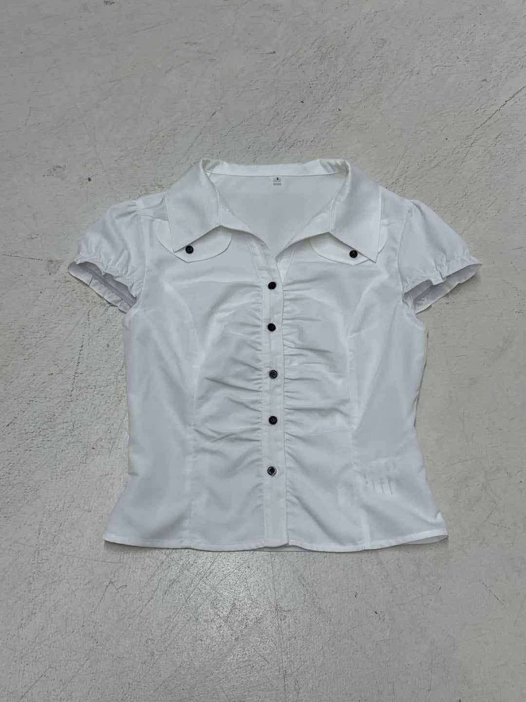Damen figurbetontes Blusenshirt mit eleganten Rüschendetails und Knopfverschluss Echo Archiv