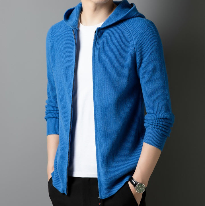 Herren Strickjacke mit Kapuze und modernen Akzenten Echoarchiv