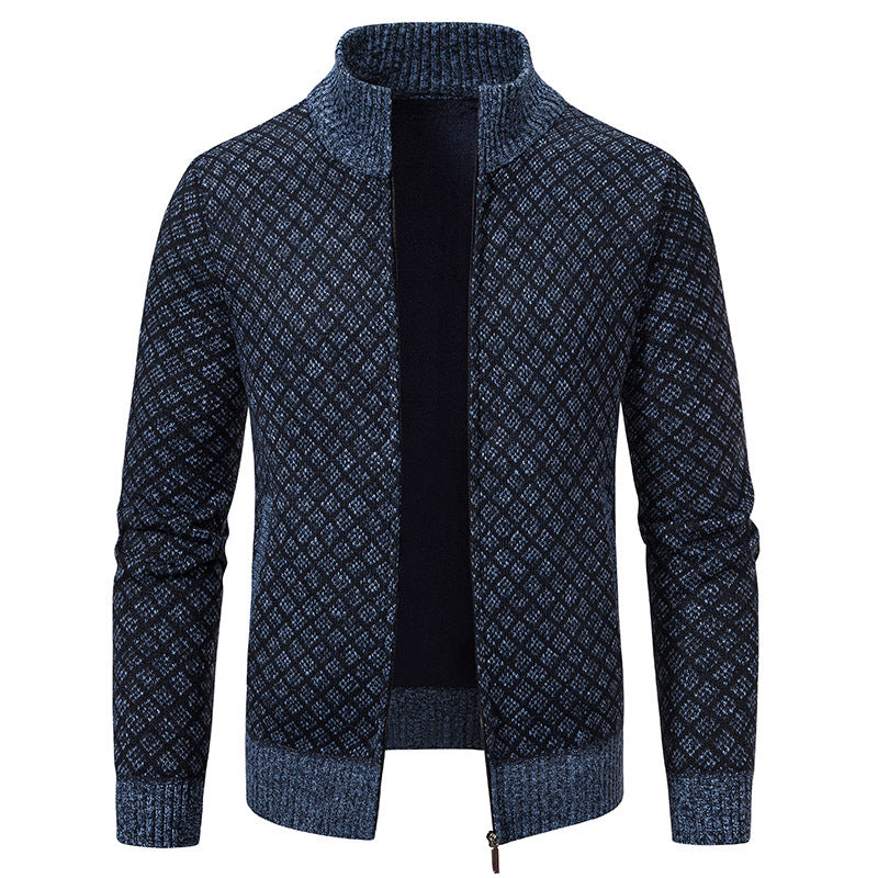 Herren Strickjacke mit modernem Zopfmuster und hohem Kragen Echoarchiv