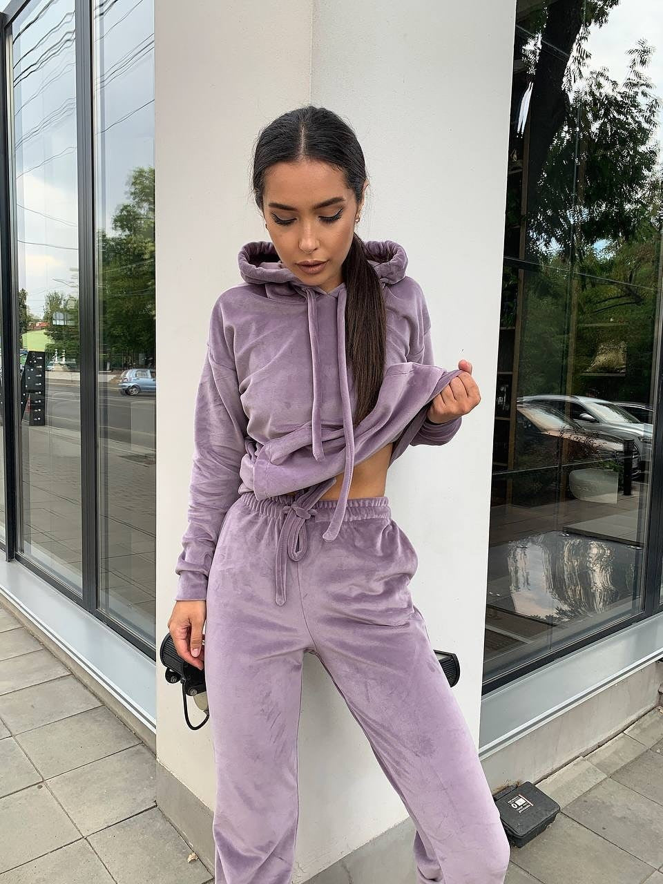 Damen Samt-Loungewear-Set mit kurz geschnittener Kapuzenjacke und Kordelzug-Jogginghose – Auréline