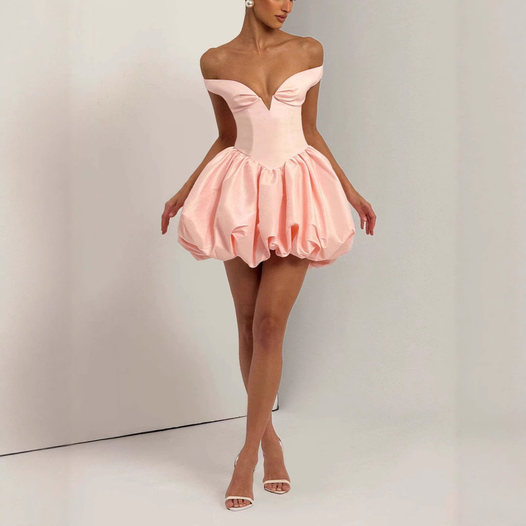Damen Elegantes Ballkleid mit schulterfreiem Ausschnitt und voluminösem Rock Echo Archiv