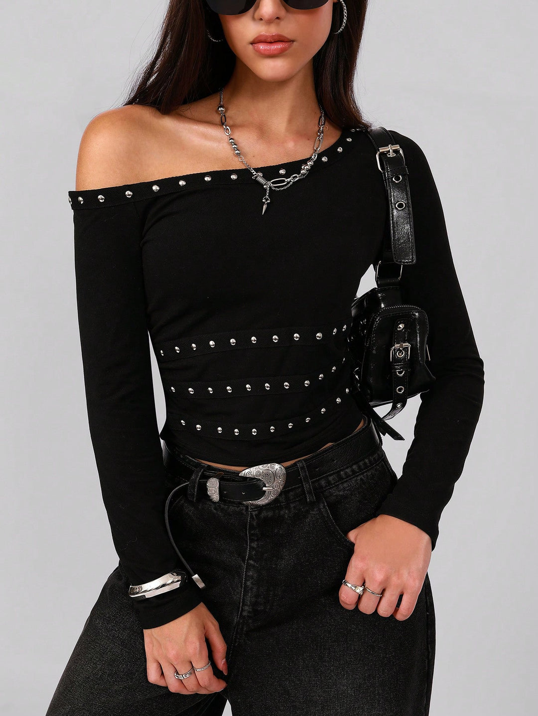 Damen nan asymmetrisches schulterfreies Langarmshirt mit Nietenbesatz und tailliertem Schnitt Echo Archiv
