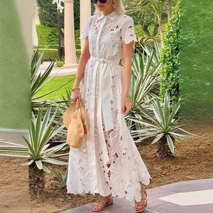 Damen nan langes Spitzenkleid mit Hemdblusenkragen, floraler ausgeschnittener Spitze und Bindegürtel Echo Archiv