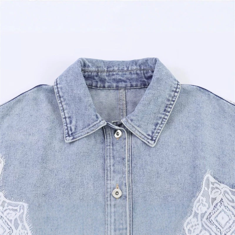 Damen verkürzte Jeansjacke mit Spitzenbesatz und überschnittener Schulter Echo Archiv