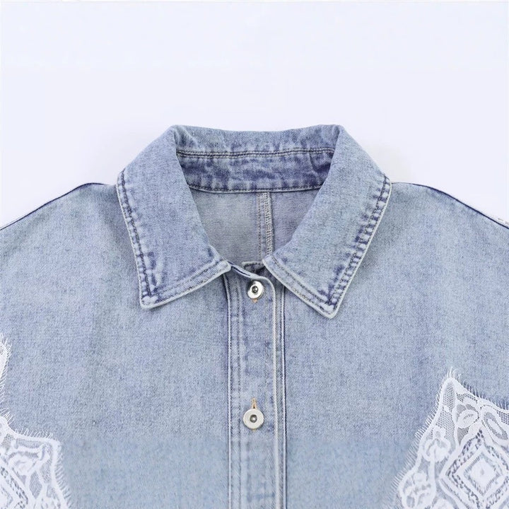Damen verkürzte Jeansjacke mit Spitzenbesatz und überschnittener Schulter Echo Archiv
