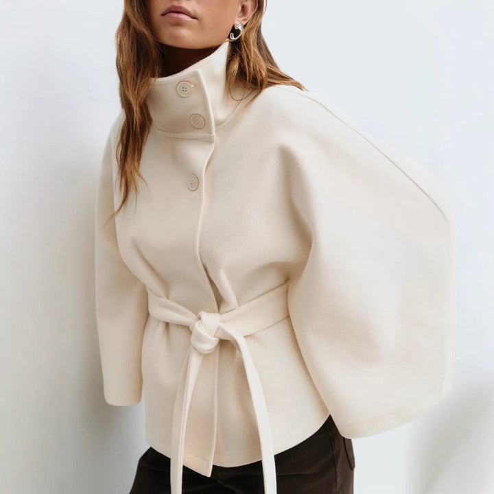 Damen Kurzmantel mit Stehkragen, tailliertem Gürtel und Kimonoärmeln – Célinea
