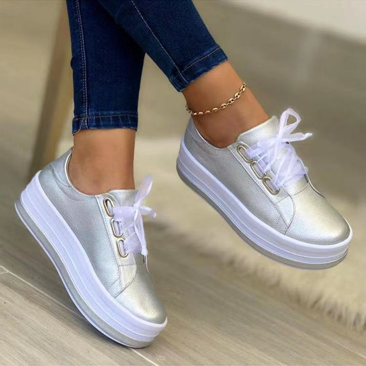 Damen Low-Cut Keil-Sneaker mit Metallic-Finish und extra hoher Profilsohle – Névara