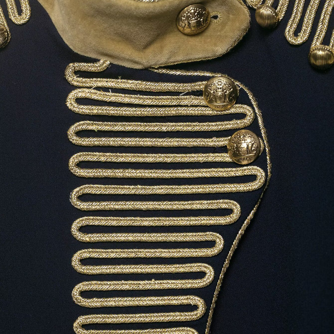 Damen Militärinspirierte Kurzjacke mit goldener Kordelverzierung und Samtmanschetten Echoarchiv