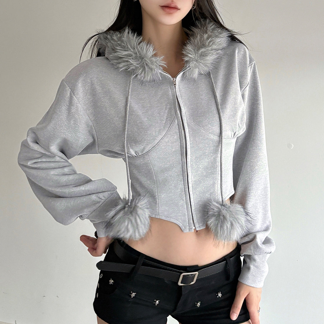 Damen kurzes Kapuzen‑Sweatshirt mit Kunstfellbesatz, Reißverschluss und Pompon-Kordeln – Auréline