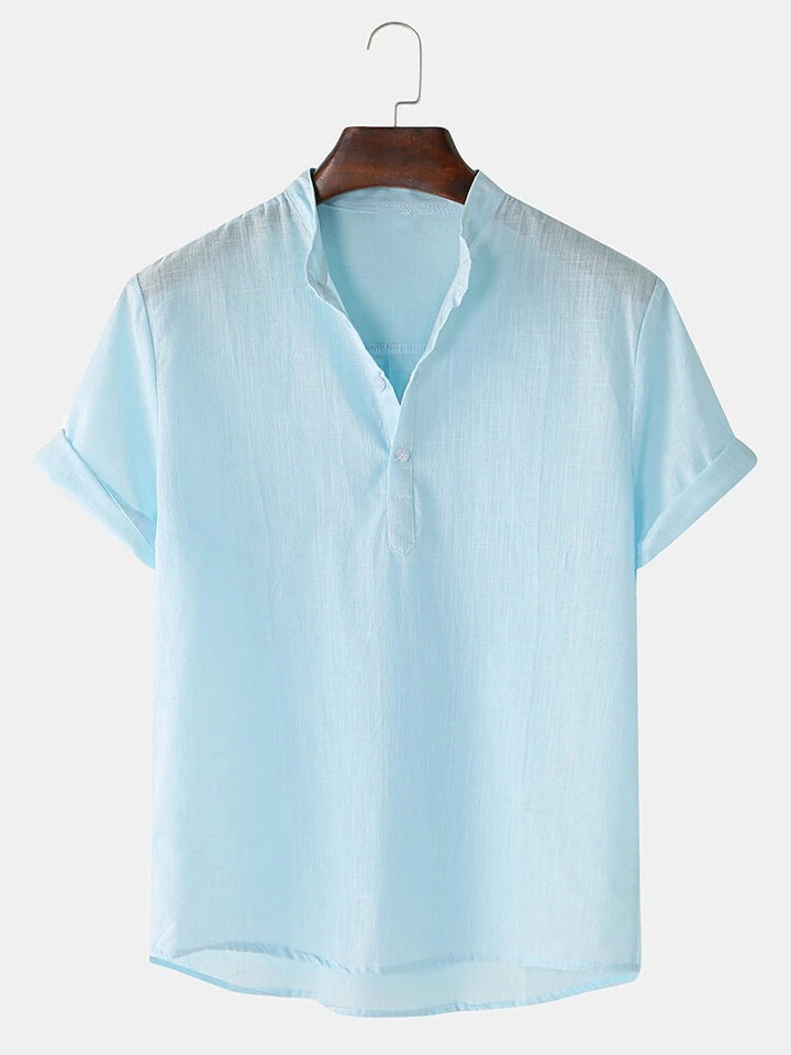 Herren Kurzarmhemd mit innovativem Henley-Ausschnitt und fließendem Material Echoarchiv