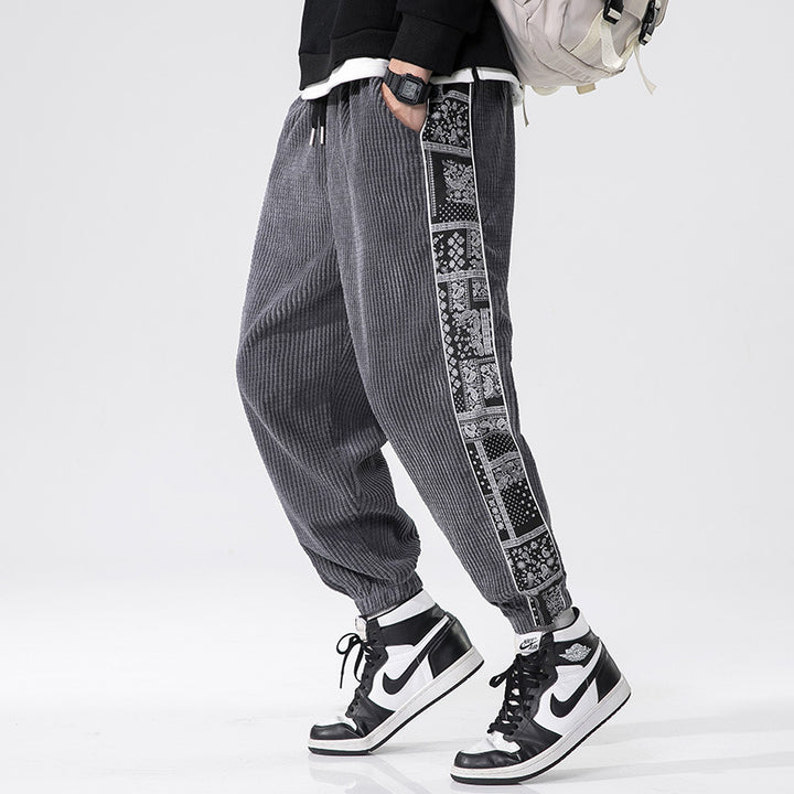 Herren nan Cord-Jogger mit Bandana-Seiteneinsatz, elastischem Bund, schmal zulaufender Knöcheln und geripptem Strukturstoff Echo Archiv
