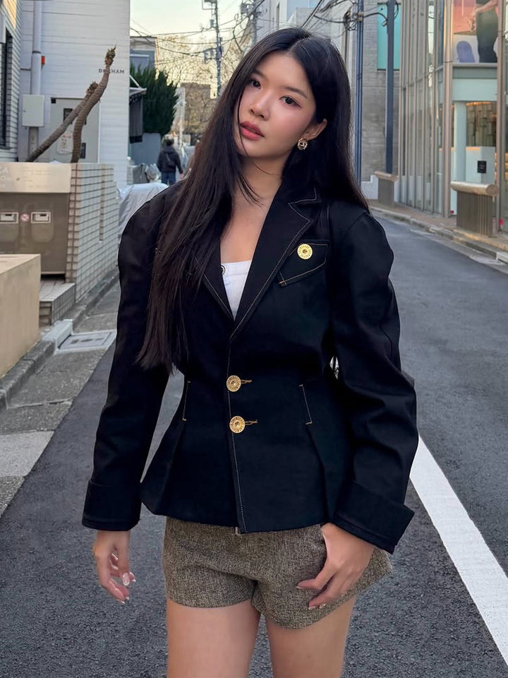 Damen Taillierter Blazer mit dekorativen Ziernähten und goldenen Schmuckknöpfen Echoarchiv