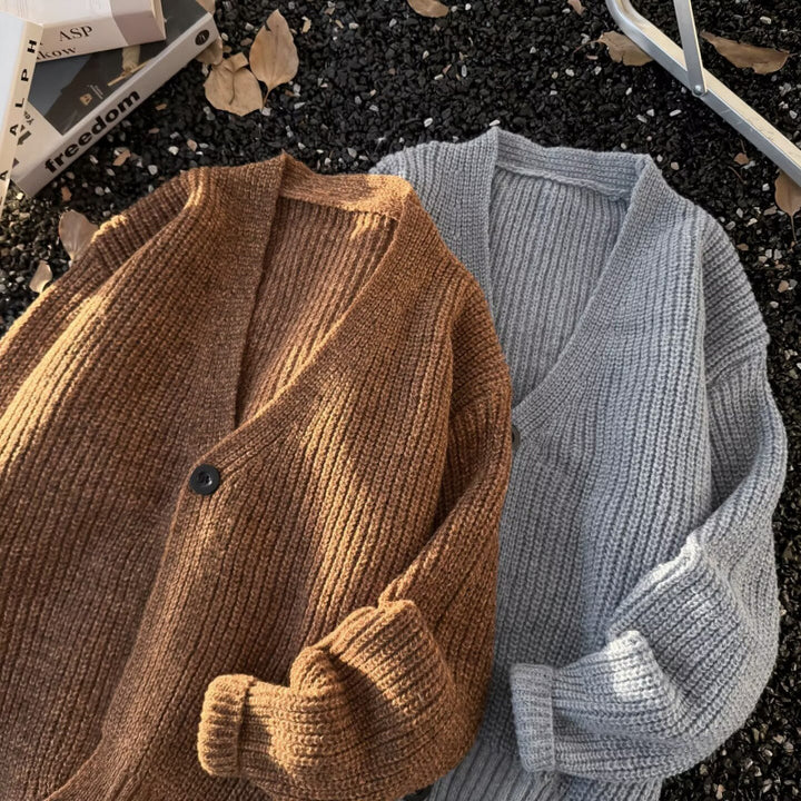 Unisex Grobstrick-Cardigan im Oversize-Schnitt mit tiefem V-Ausschnitt und markanter Knopfleiste Echoarchiv