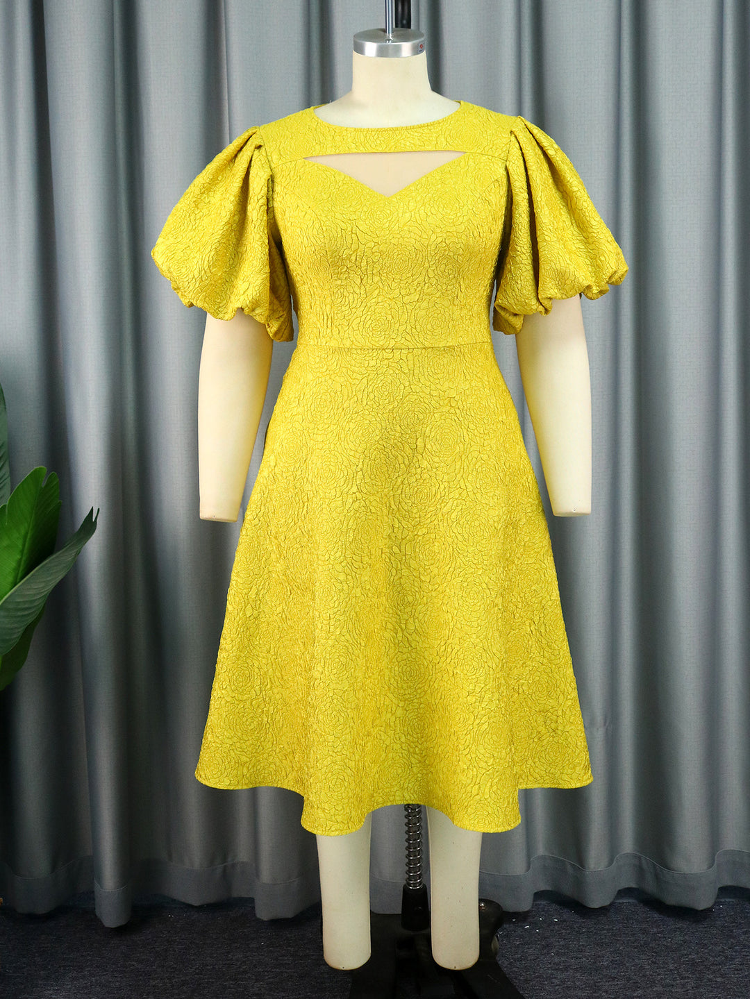 Damen Midi-Kleid mit voluminösen Puffärmeln und dekorativem Ausschnitt Echo Archiv