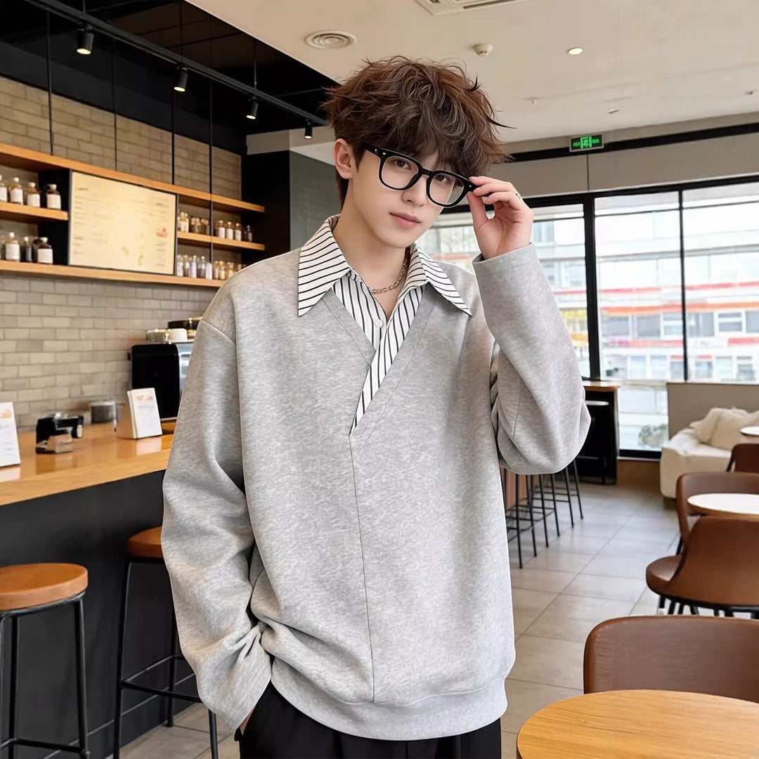 Herren Oversize Pullover mit eingearbeitetem Hemdkragen und V‑Overlap Echoarchiv