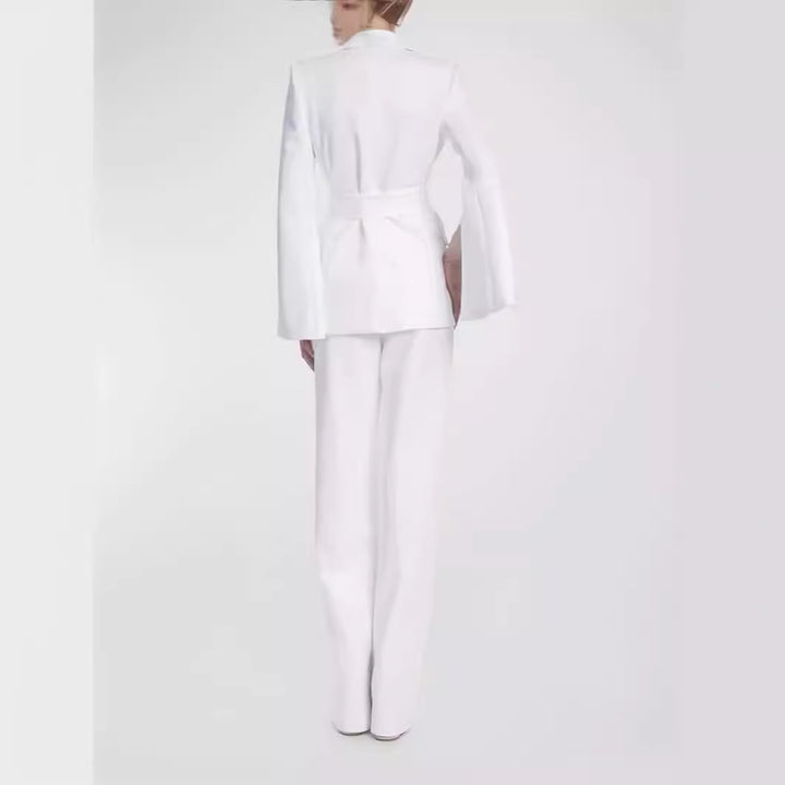 Damen Taillierter Cape-Blazer mit Bindegürtel und weiten Palazzohosen Echoarchiv