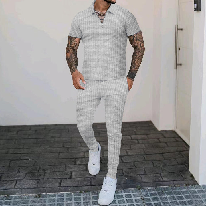Herren Freizeit-Set mit modernem Kurzarm-Polo und eleganten Jogginghosen Echoarchiv