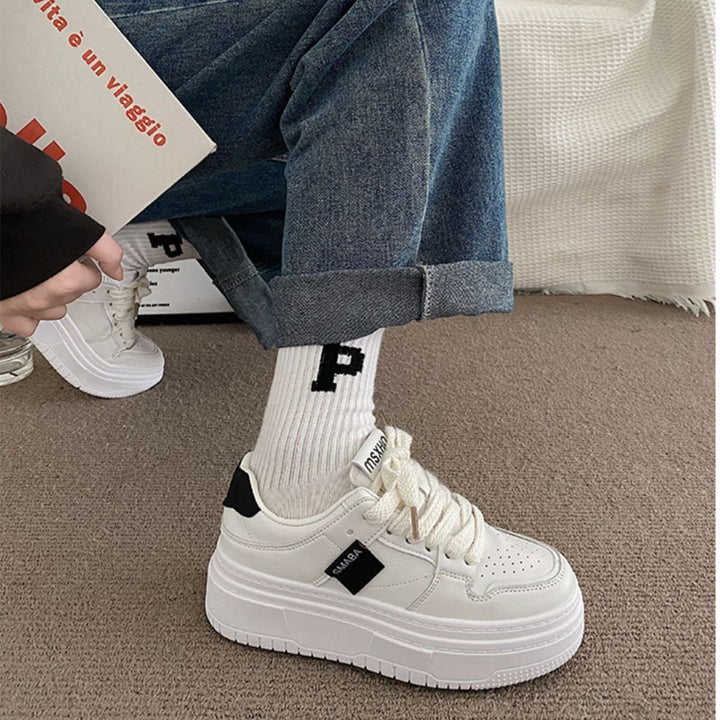 Damen Plattform Sneakers mit sportlichem Design und verstärkter Sohle Echo Archiv