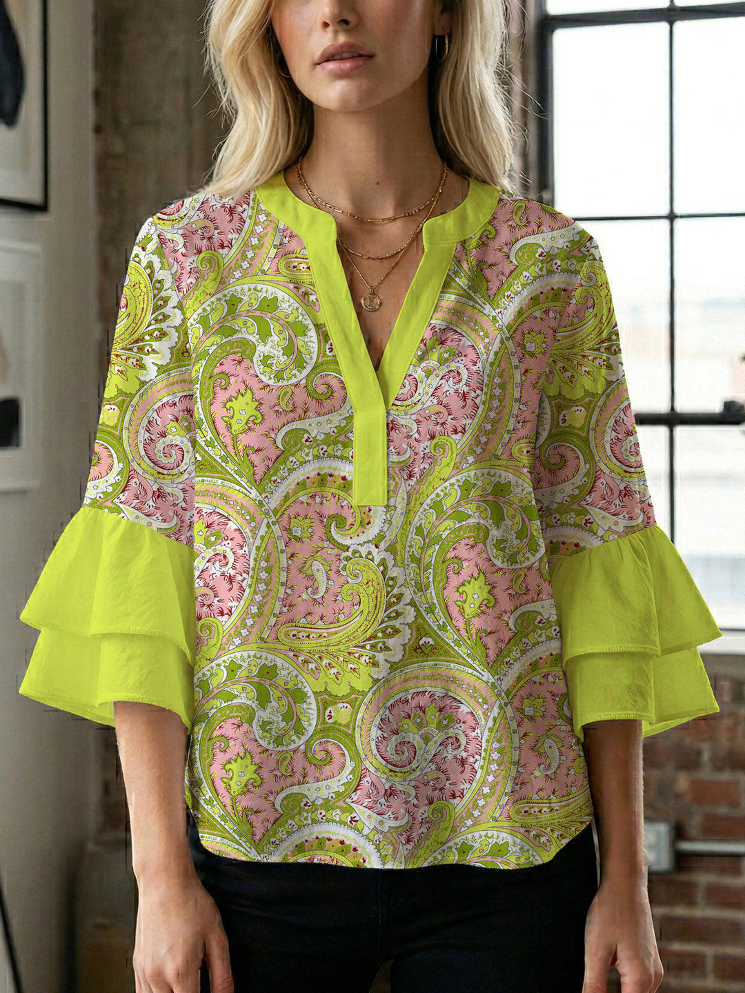 Damen Bluse mit voluminösen Rüschenärmeln und kreativem Floraldesign Echo Archiv