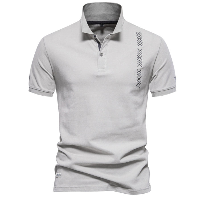Herren nan legeres Polo mit kurzer Knopfleiste, gesticktem Pfeilmotiv-Panel und Stehkragen Echo Archiv