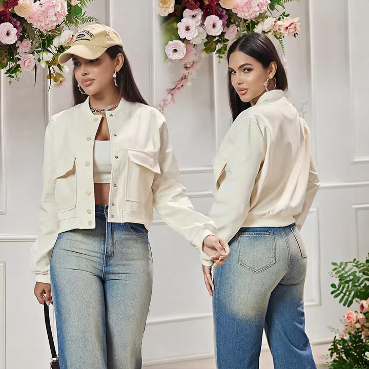 Damen Kurz geschnittene Utility-Jacke mit Stehkragen, Druckknöpfen und Pattentaschen – Célinea