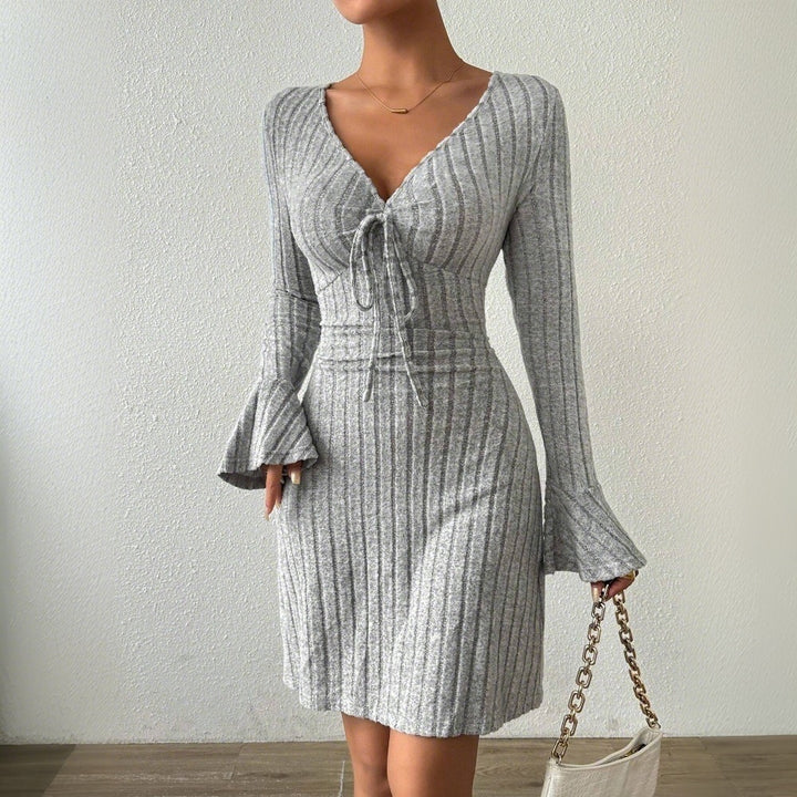 Damen geripptes Strick-Midikleid mit tiefem V-Ausschnitt Bindeband und taillierter Silhouette – Élara