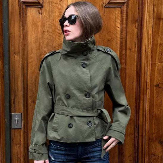 Damen nan kurztaillierte Trenchjacke mit hohem Stehkragen, doppeltreihiger Knopfleiste und taillierbarem Bindegürtel Echo Archiv