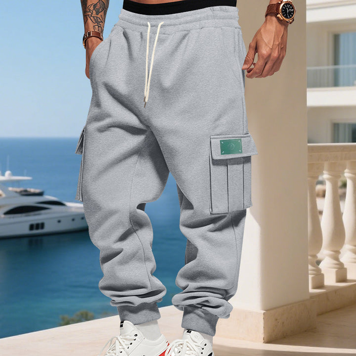 Herren Cargo-Jogginghose mit großzügigen Klappentaschen, elastischem Bund und gerippten Bündchen – Bravaro