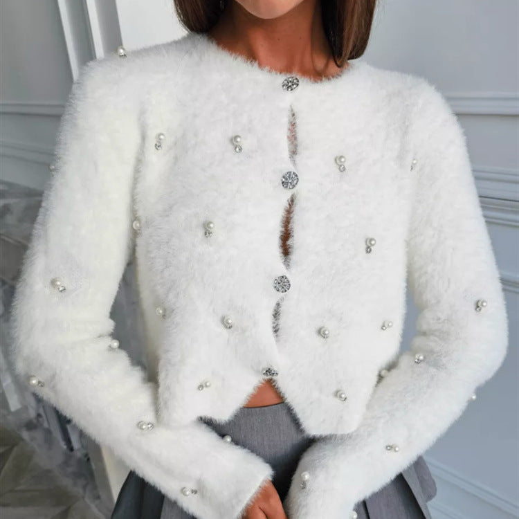 Damen Flauschiger kurzgeschnittener Perlen-Cardigan mit strassbesetzten Schmuckknöpfen – Veloura