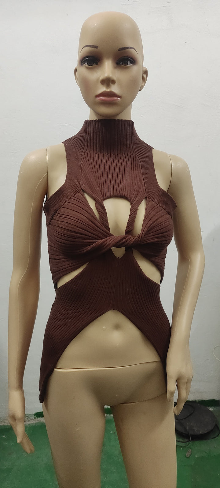 Damen figurbetontes Cut-Out Top mit hohem Kragen Echo Archiv